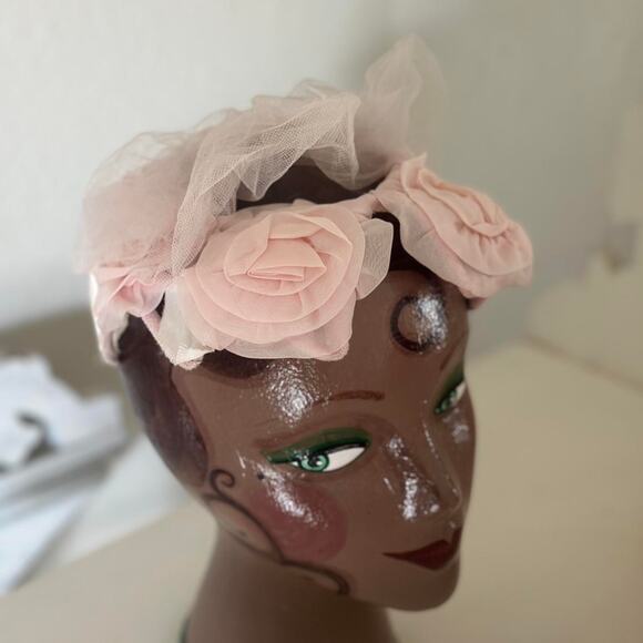Vintage 1950s PINK ROSE FLORAL FASCINATOR HAT WOMENS TULLE VEIL VELVET HEADPIECE - Picture 1 of 3